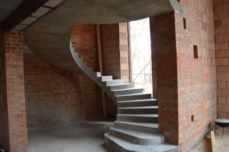 бетонная лестница в частном доме в Краснодаре